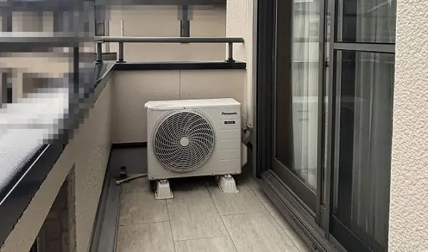 比較的コンパクトな室外機。エアコンや室外機の設置箇所など詳細は、お気軽にお問い合わせくださいませ。