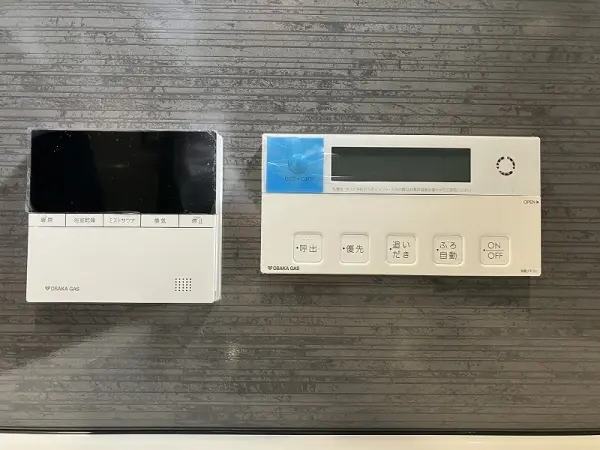 １階浴室です。小窓がございますので、そこから換気も可能です。浴室乾燥機、追い炊き機能付きです。