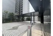 エントランスに車への乗り降りが可能なスペースが設置されています。