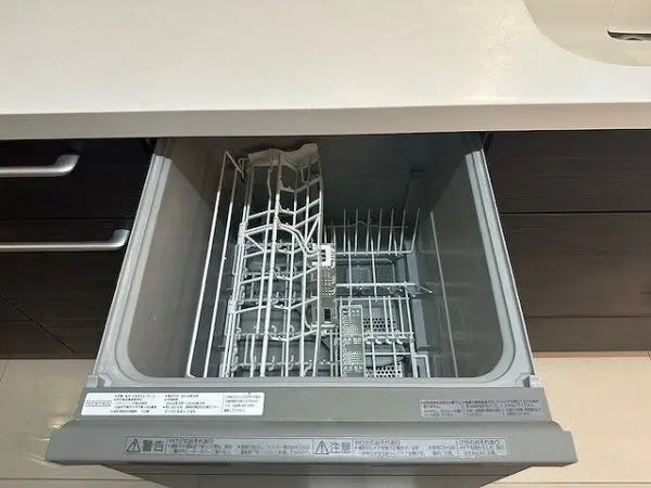 家事の負担を軽減してくれる、食器洗浄乾燥機が備わっております。洗剤による手荒れも防いでくれます。