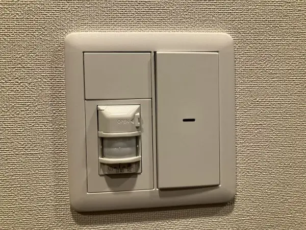 人勧センサー付照明プレートスイッチ