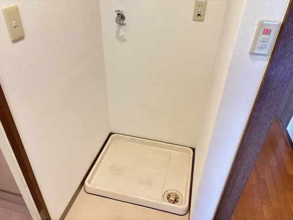 洗面室には洗濯パンが設置されています。