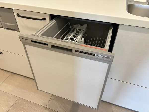 毎日の家事をサポートする、食器洗乾燥機が搭載されています。家事の負担を軽減してくれます。