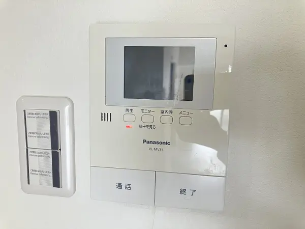 モニター付インターホンです。来客者を確認できるモニター付きインターホンがあり、安心です。