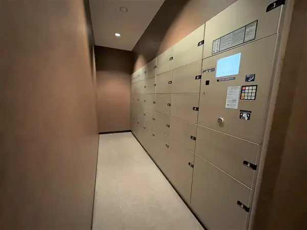 不在時に配達された荷物を一時的に保管できる宅配ボックスを設置。再配達の手間を削減することができます。