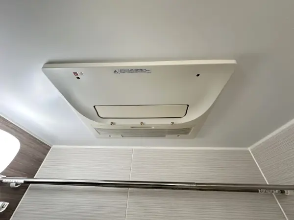 浴室乾燥機が備わり、天候や時間帯に関わらず、洗濯物を気持ちよく乾かせます