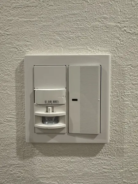 玄関の電気スイッチになります。センサーライトが備わっております。