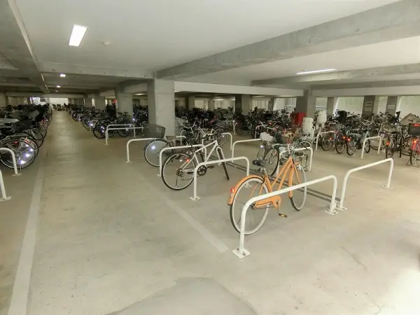 雨天時でも濡れない屋根付き駐輪場。毎日の通勤やお出かけ時に安心して自転車を利用できます。