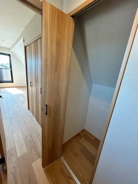 ３階の階段横にある収納です。普段使わないものなどをすっきりと収納いただけます。