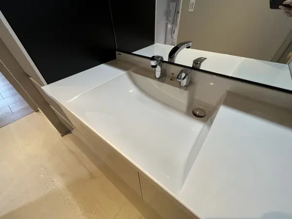 ゆとりの洗面スペースで朝の身支度もスムーズに行えます。