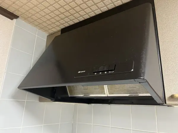 キッチン換気扇です。調理中のにおいが部屋に残りにくくなりますので、清潔な空気を保つことができますね。