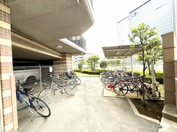 自転車をそのまま停められる、平置きタイプの駐輪場。小さなお子様の自転車も停めやすいです。