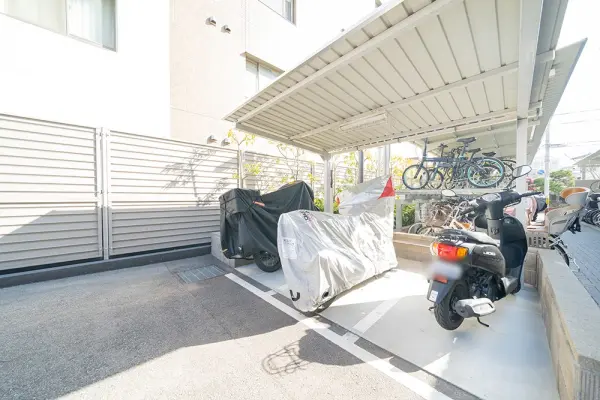 雨天時でも濡れない屋根付きバイク置き場。