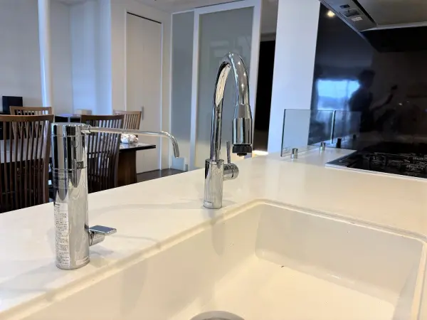 キッチンには浄水器専用水栓がございます。