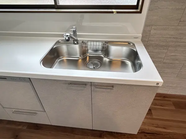 キッチンのワークトップ&シンクはお手入れがしやすいステンレス製になっています