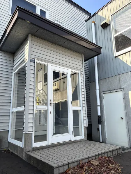 積雪地域にはうれしい玄関フードを設置済み