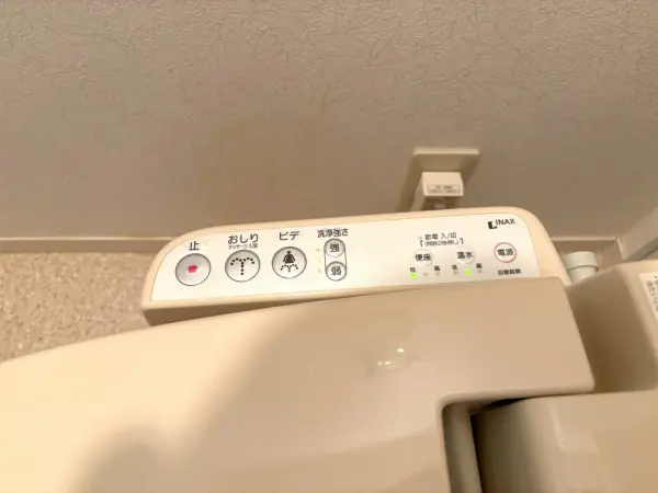 温水洗浄便座付きのトイレです。吊戸棚が設置されており、トイレットペーパーや掃除用品の収納が可能です。