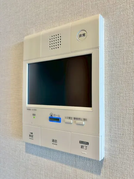 TVモニター付きインターホンが備わっており、来訪者をTVモニターで確認してから応対できます。