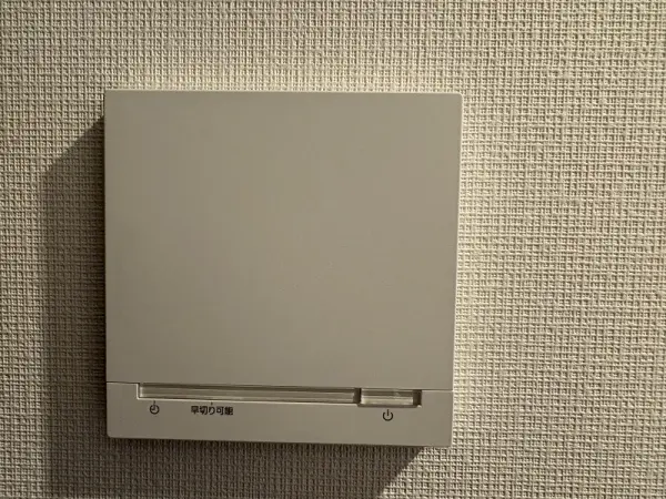 床下に設置された配管を温水が循環する温水式床暖房が採用されています。