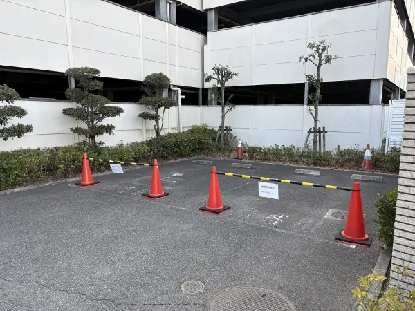 来客用の駐車スペースも設けられ、お客様を車でお迎えする際にも安心して対応できます。
