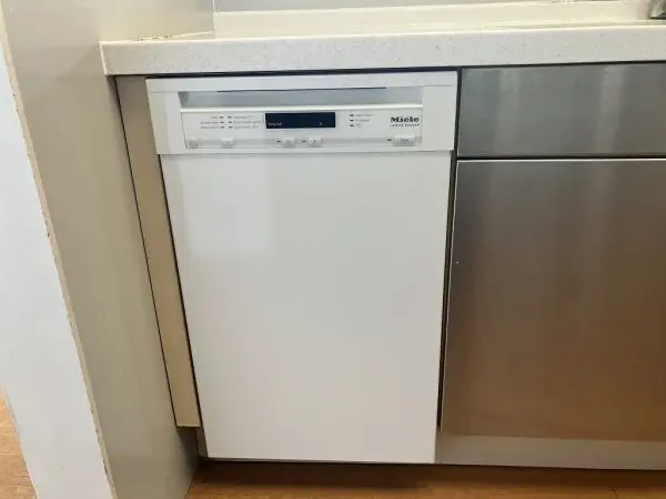 食器洗浄乾燥機です。食洗機を可動しながら他の作業ができ家事効率アップと手荒れ防止になりますね。