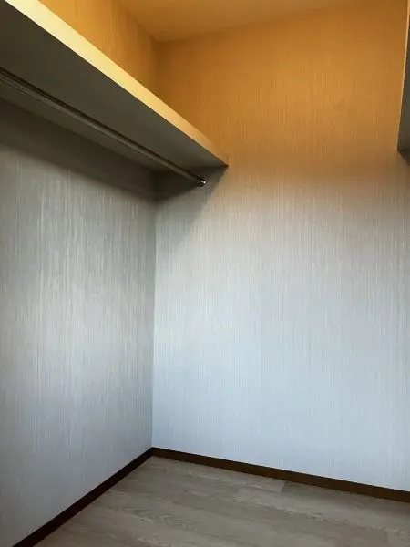 たっぷりの収納力を備えたウォークインクローゼットです。季節のものなど片付けておくことができます。