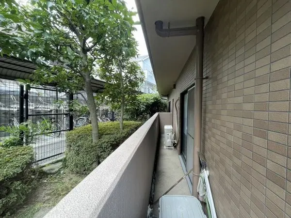 南西・北西向きのL型バルコニーが設けられています。北西側にはリビングとキッチンから出入り可能。