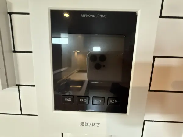 TVモニターで、来訪者の顔を確認してから応対ができます。