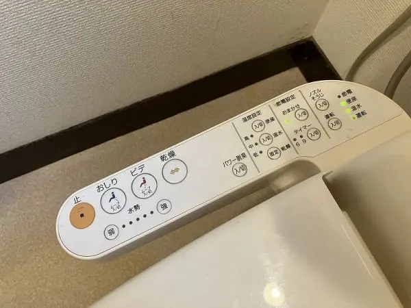 トイレです。快適な温水洗浄便座付きです。温水洗浄便座なら年中温かいので寒い冬でも安心ですね。