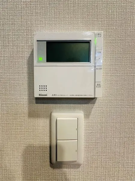 給湯機リモコンです。ボタン1つで浴室のお湯張り、足し湯、保温を自動で行います。