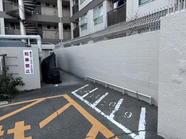バイク置き場の写真です。バイク置場現況空き有（令和７年１月１７日現在）使用料年間３００円です。