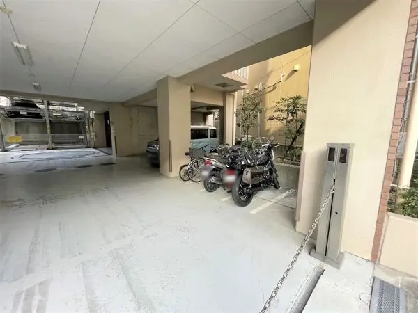 敷地内に駐輪場が設けられています。屋根付きのため、自転車を雨風にさらさず置いておくことができます。
