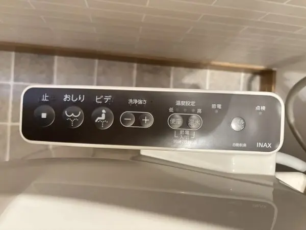 毎日快適にお使いいただける温水洗浄便座付きのトイレです。寒い冬には嬉しい機能ですね。
