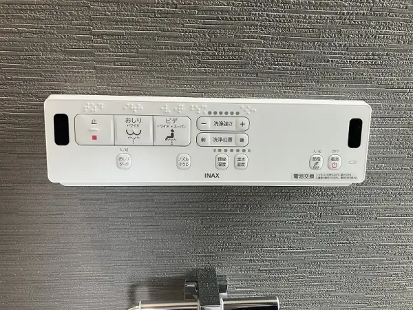温水洗浄便座付きのトイレで年中快適にご使用いただけます。トイレは1・2階にあります。