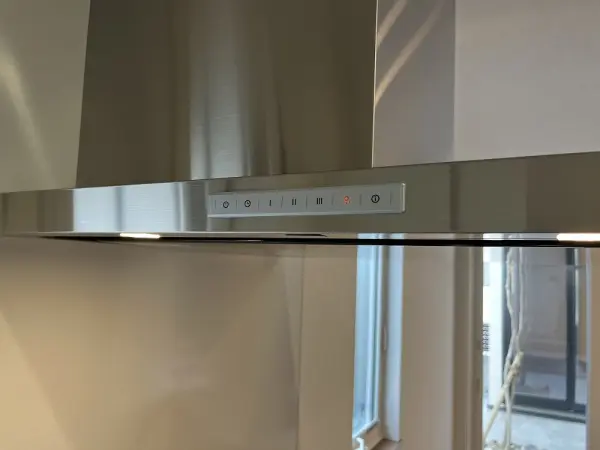 レンジフードです。スリムでスッキリしたデザインのレンジフードが採用されています。