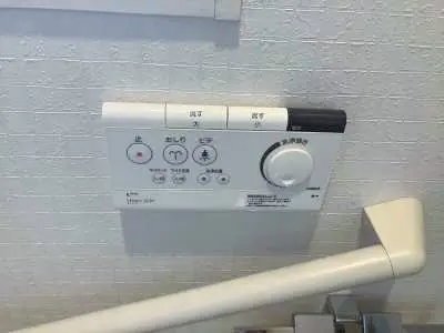 温水洗浄機能搭載の便座は、お子様からご年配の方まで使いやすい設備です。