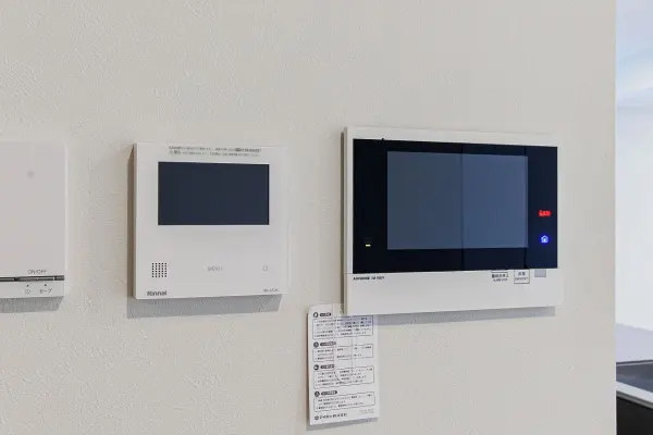 TVモニター付きインターホン：訪問者の顔をTVモニターで確認してから対応できます。