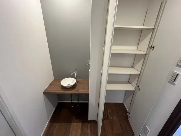 2階トイレ横には手洗いスペースと収納棚がついています