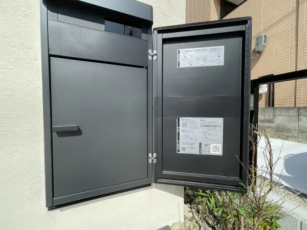 不在時に配達された荷物を一時的に保管できる宅配ボックスを設置。再配達の手間を削減することができます。
