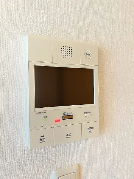 ご来客の方のお顔が見える、モニター付きインターホンを採用しております。防犯面も安心の設備です。