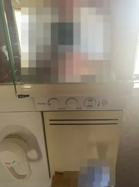 洗面台には大きな鏡が設置されています。