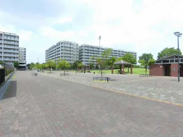 建物周辺にはゆとりあるスペースが広がり、落ち着いた住環境が魅力です。
