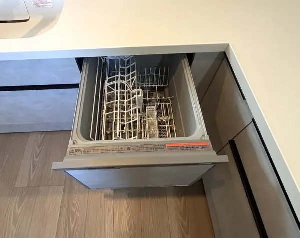 キッチンに食器洗乾燥機が備わっており、家事負担を軽減してくれます