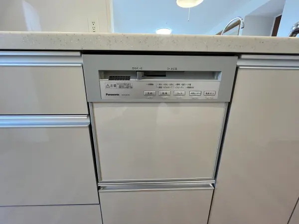 キッチンに食器洗乾燥機が備わっており、家事負担を軽減してくれます。