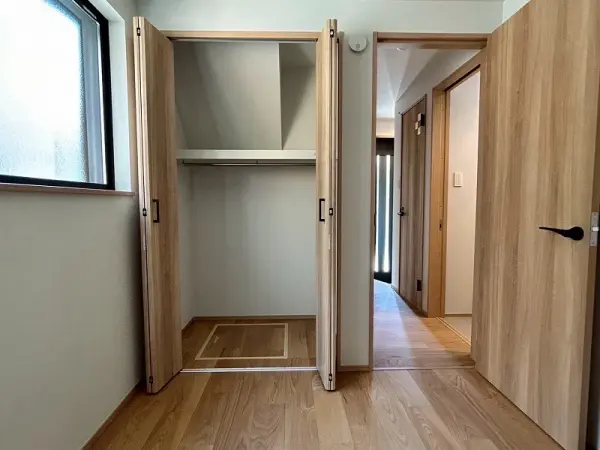 １階納戸にあるクローゼットです。上下にわかれているのでたっぷり収納できます。