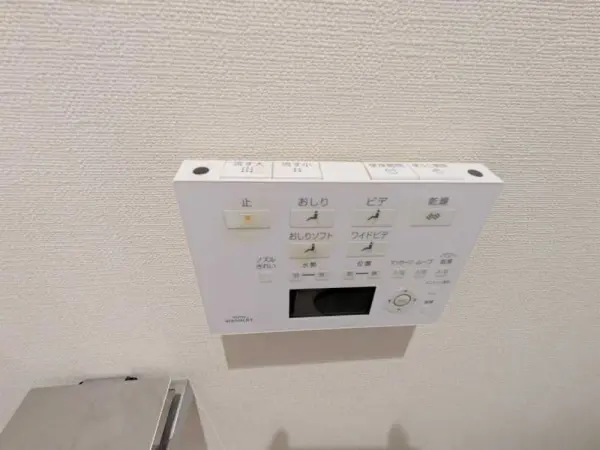 トイレには温水洗浄便座が付いており、寒い季節も快適にお過ごしいただけます。