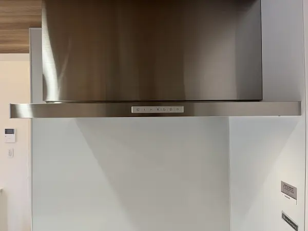 レンジフードです。スリムでスッキリしたデザインのレンジフードが採用されています。