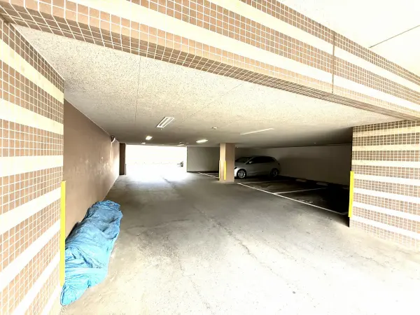 マンション敷地内には、屋内駐車場も設けられています。雨の日もスムーズに乗り降りができそうです。