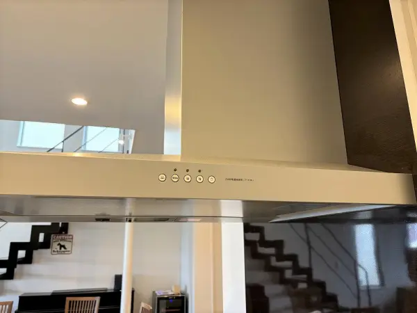 レンジフードは圧迫感の少ないすっきりとした形状です。