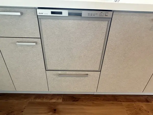 キッチンに食器洗乾燥機が備わっており、家事負担を軽減してくれます。